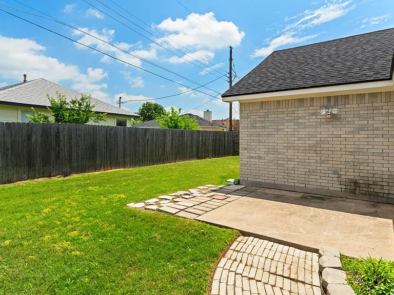 1501 Catherine Ct — Photo 21