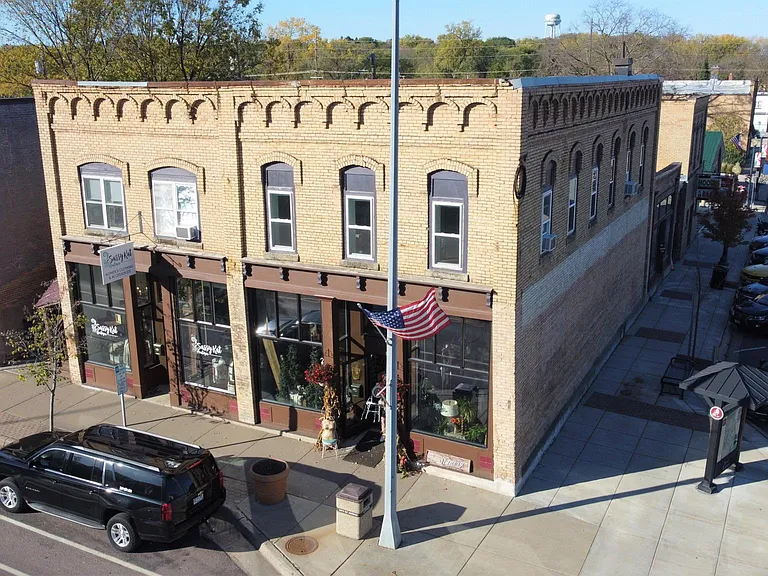 202 Broadway St S #4 — Photo 8