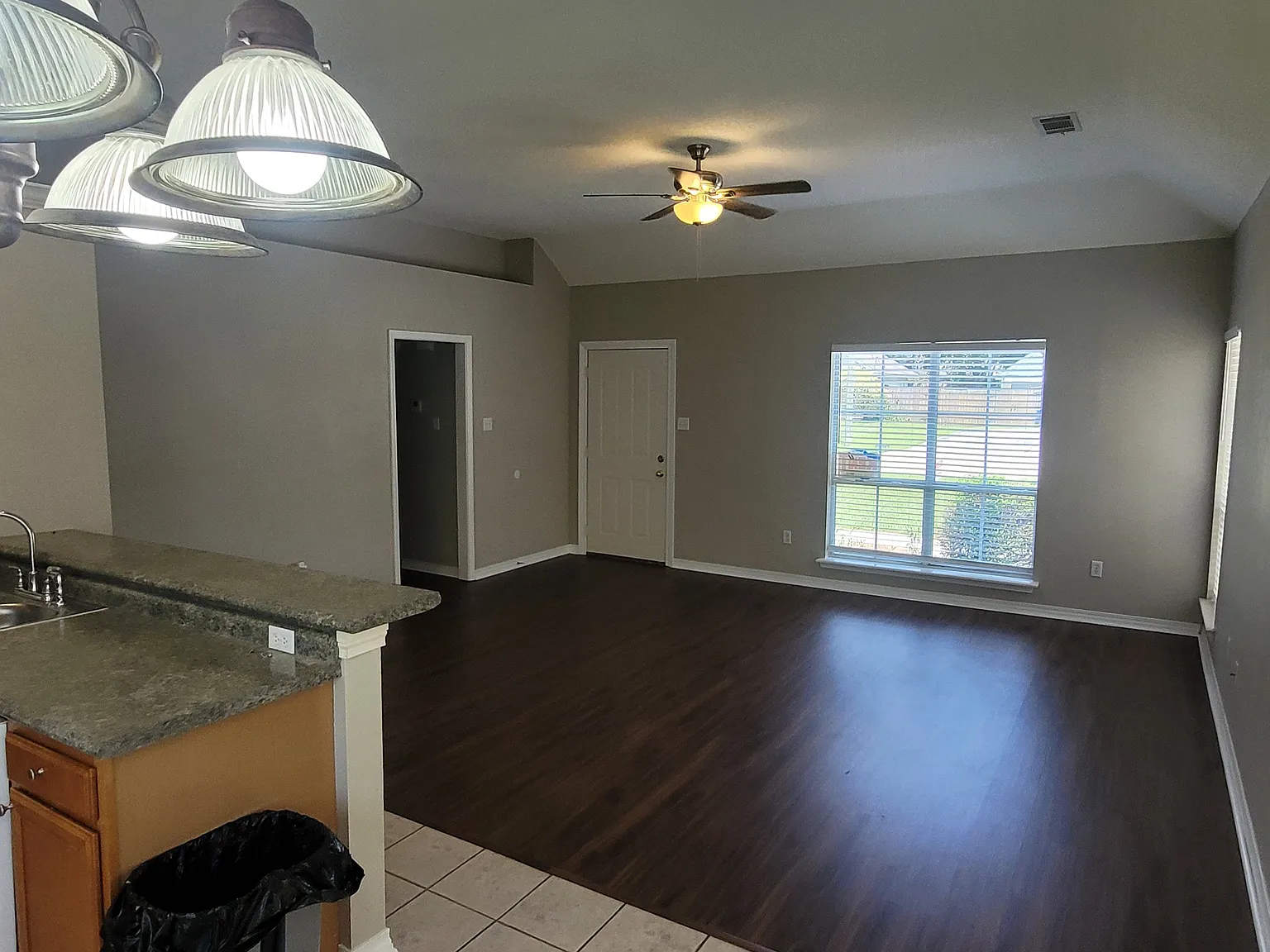 3 bed, 1250 sqft, $1,800 — Photo 2