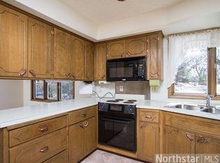 10175 Oak Shore Dr, Lakeville, MN 55044