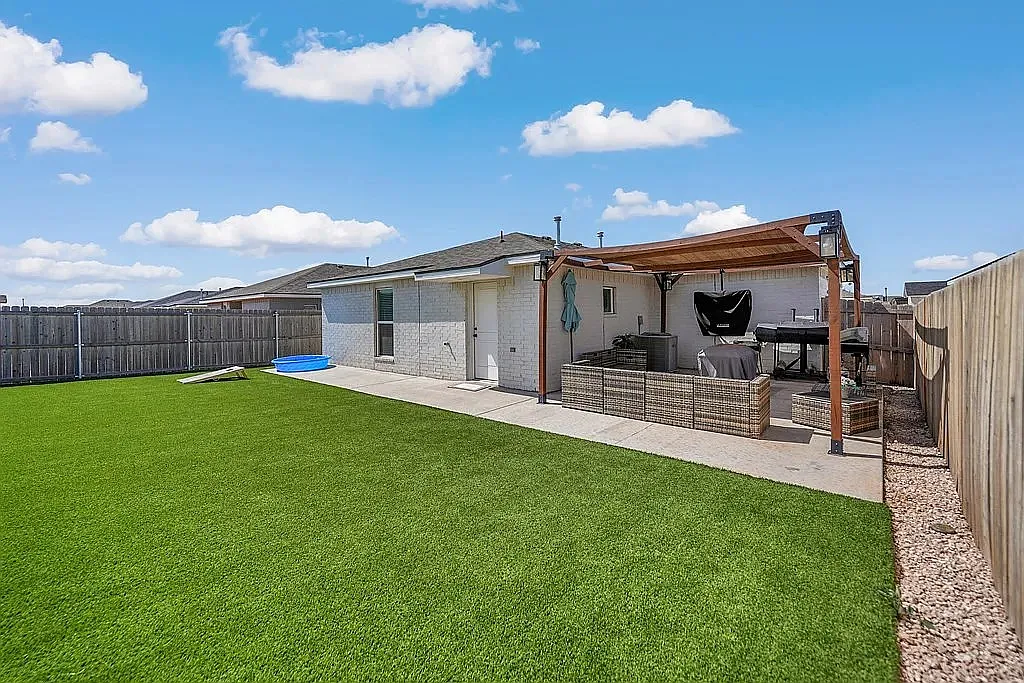Near brand new 3 bd/2 bth home in quiet neighborhood! Turf backyard w/ pergola! All appliances! 1... — Photo 3