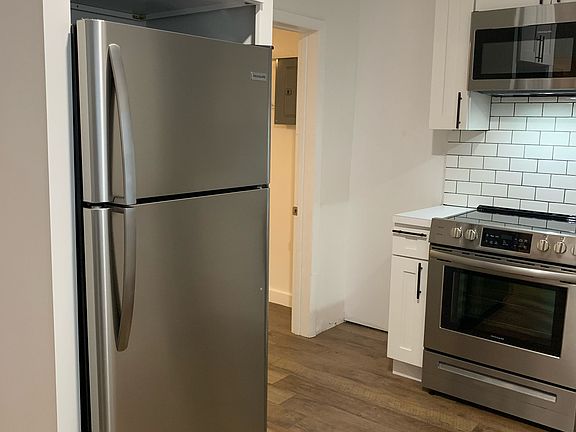 Stainless steel refrigerator with built-in ice maker