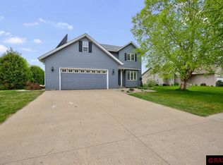 2115 Eagle Ridge Dr, North Mankato, MN 56003