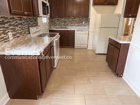 3rd image of 2714 Stratford Dr