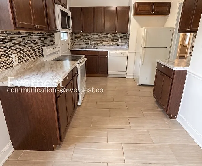 2714 Stratford Dr — Photo 3