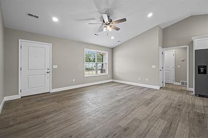 5th image of 323 Oak Grove Cir