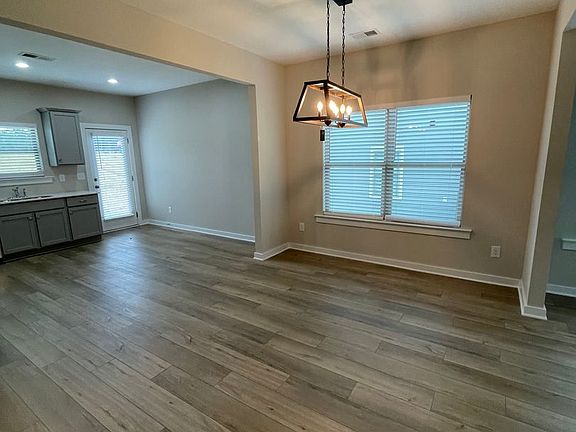 5th image of 206 Kings Way