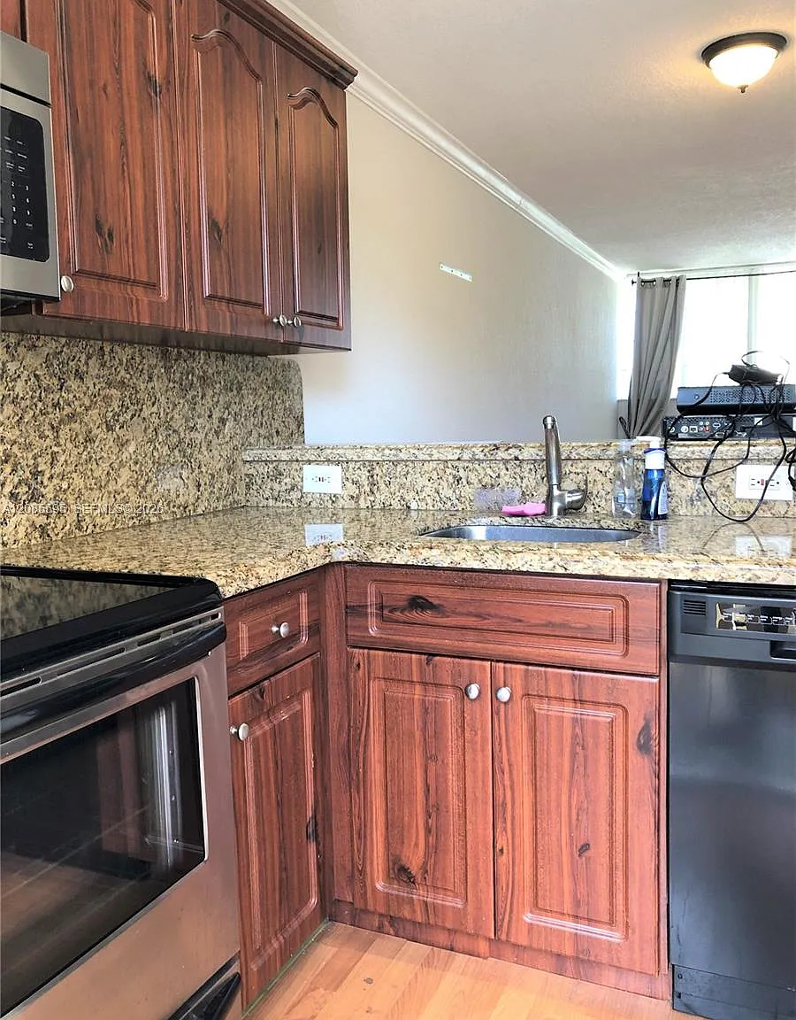 300 Madeira Ave — Photo 2