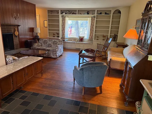 5 Hickory Rd, Hawthorn Woods, IL 60047