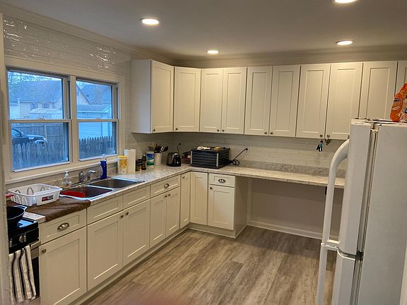kitchen with view of breakfast bar