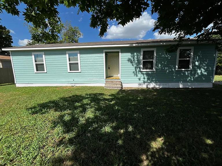 1502 Daffan Ave — Photo 2
