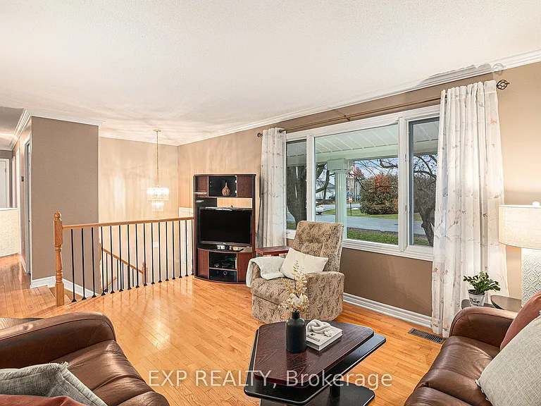 2 Castlebeau St — Photo 6