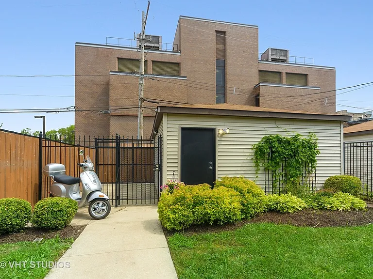 2041 W Warren Blvd #A — Photo 25