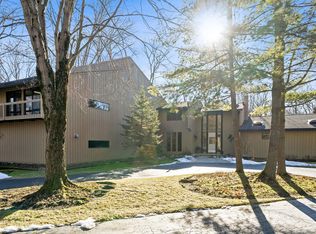 560 Thornmeadow Rd, Riverwoods, IL 60015