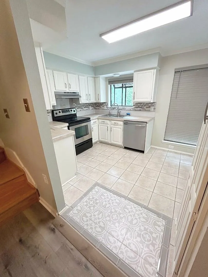 Charming 2BR Condo in Lafayette 2 Blocks from River Ranch Close to Hospitals and Oil Center — Photo 3