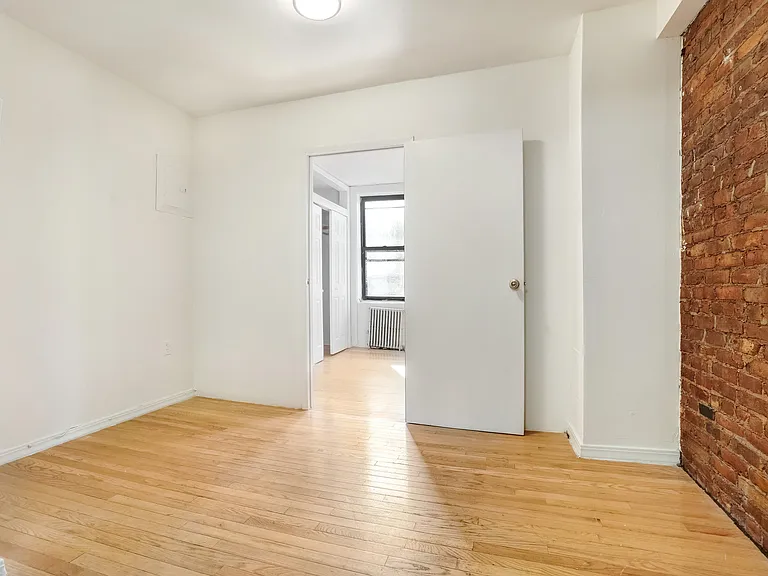 154 E 7th St #3 — Photo 3
