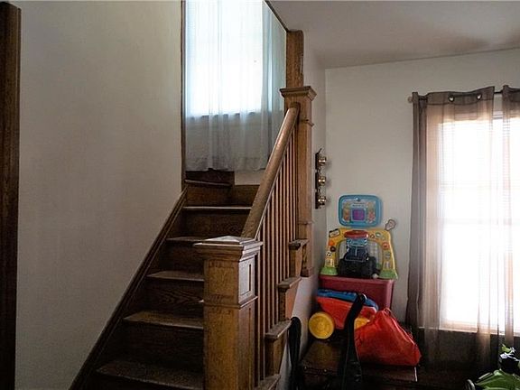 5th image of 101 Farmer St