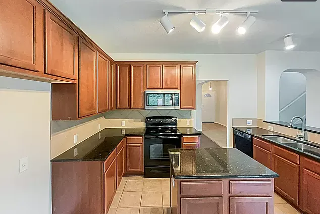 10410 Elizabeth Ct — Photo 2