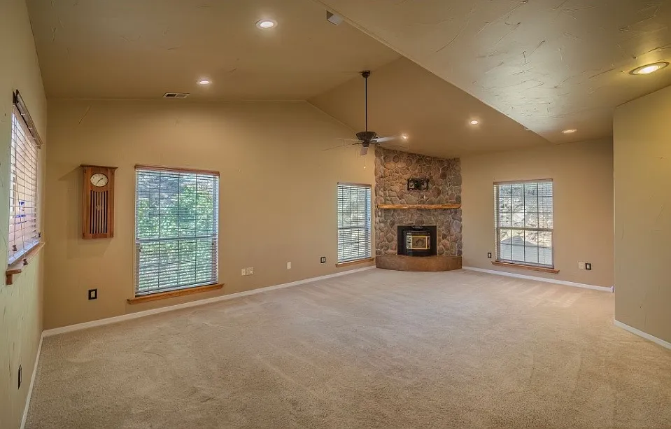 4 bed, 3061 sqft, $3,200 — Photo 3