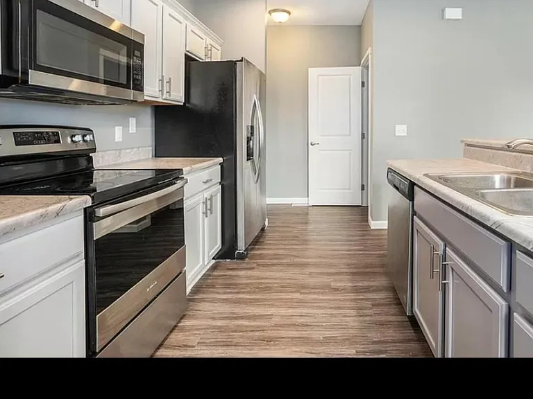 1127 Race St NE — Photo 2