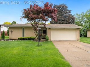 29450 Stellamar Dr, Southfield, MI 48076