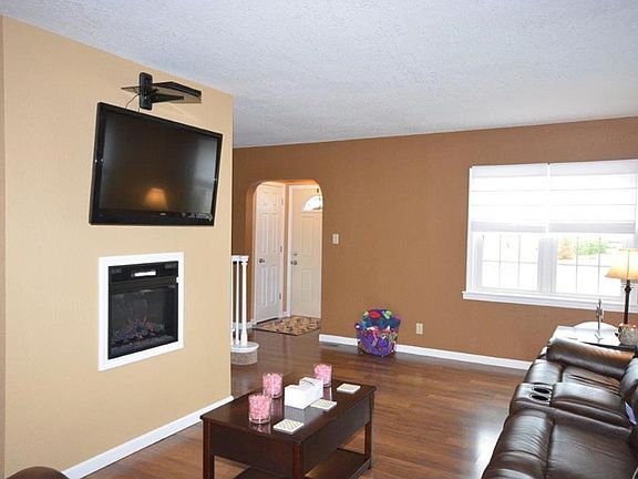 3rd image of 512 E Main St