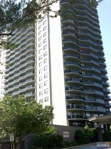 2077 Center Ave APT 16H, Fort Lee, NJ, 07024