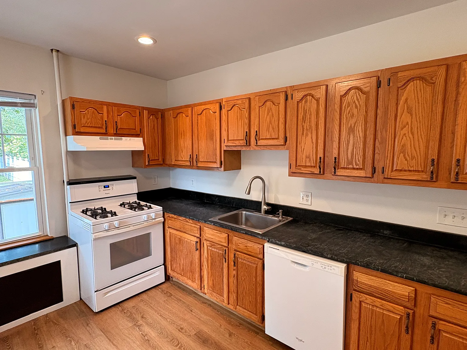 3 bed, 1.5 bath, 1300 sqft, $3,400 — Photo 3