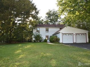 8 Wethersfield Dr, Plainsboro, NJ 08536