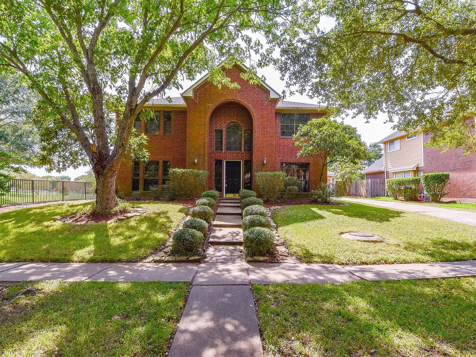 4 bed, 2.5 bath, 2330 sqft, $2,400 — Photo 3
