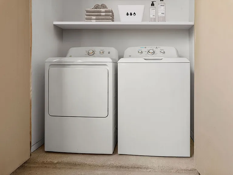 C242360_CallowayLasColinas_1B1B_Laundry_02_VS_1