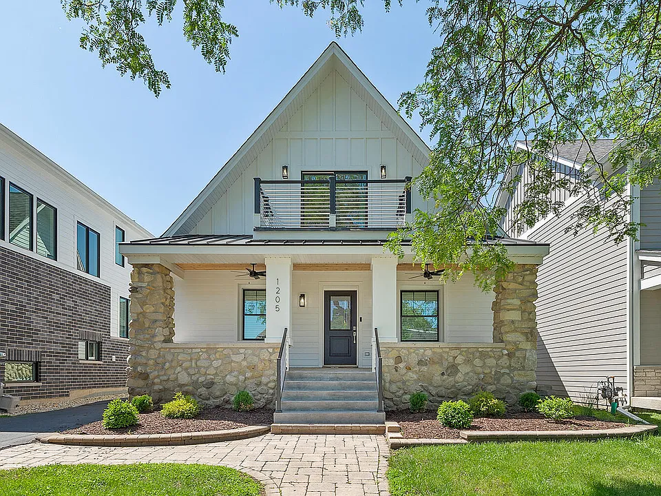 1205 Curtiss St