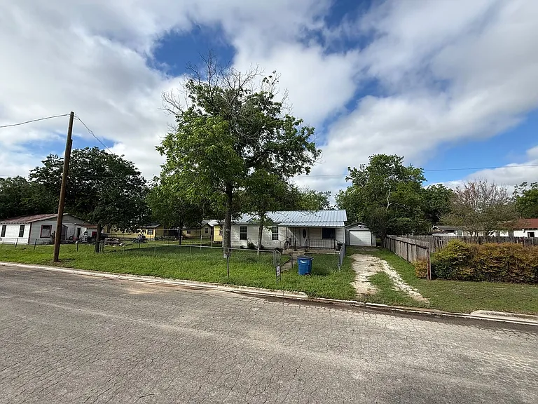 784 Samuels St — Photo 3