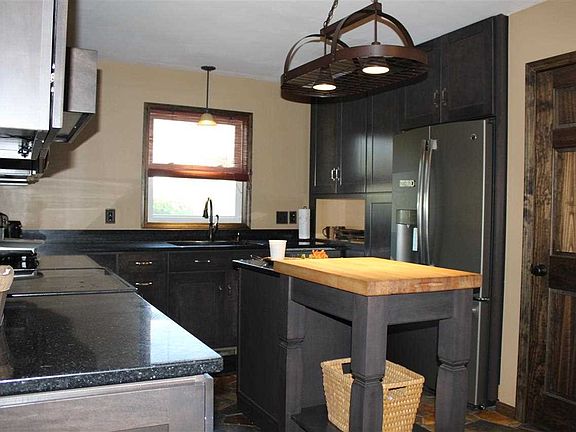 5th image of 102 E 22nd St