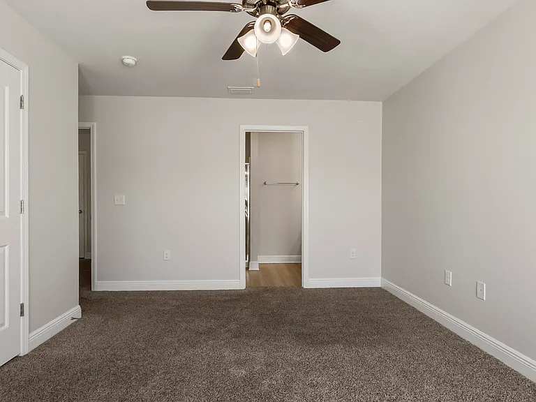 1881 Pointe Dr — Photo 15