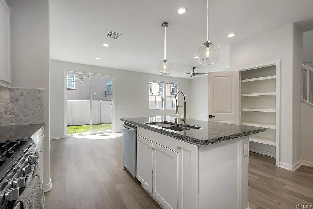 4 bed, 2157 sqft, $4,350 — Photo 1