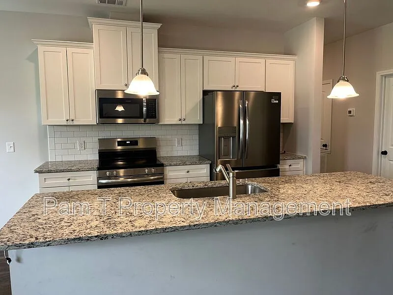 3 bed, 2.0 bath, 1582 sqft, $2,250 — Photo 2