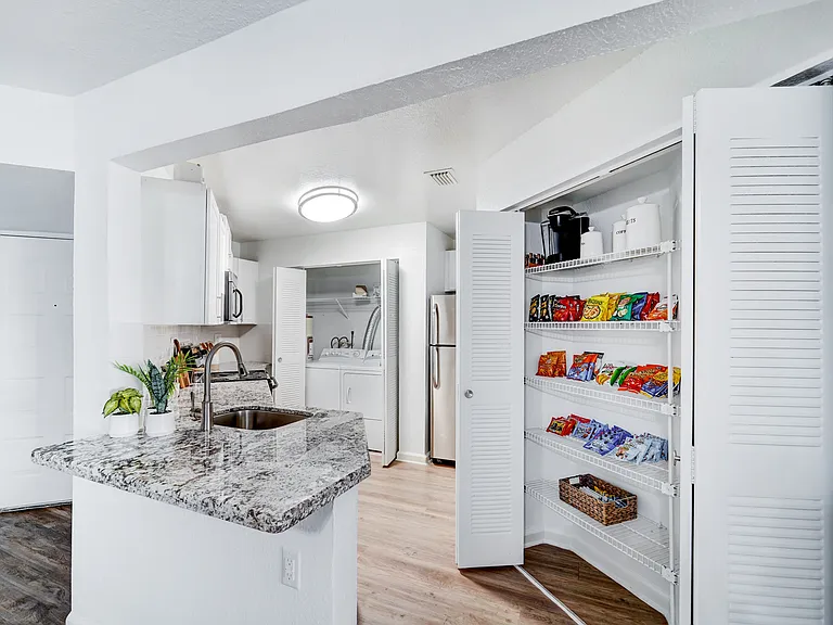 Emerald Palms Apartment Homes — Photo 6