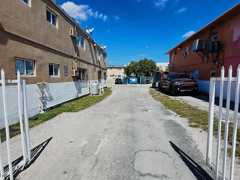 1895 NW 35th St #18 — Photo 16