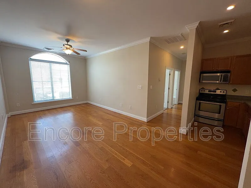 2 bed, 1.0 bath, 766 sqft, $1,400 — Photo 2