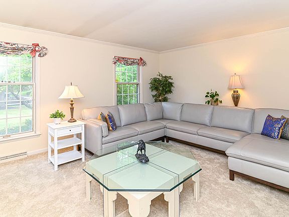 4th image of 305 Pine Dr