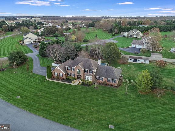 2nd image of 900 Johnstone Ln