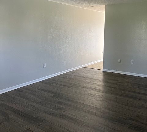 Living Room 16' x 10'