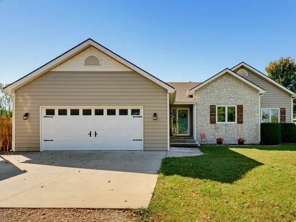 1185 E 1067th Rd, Lawrence, KS 66047
