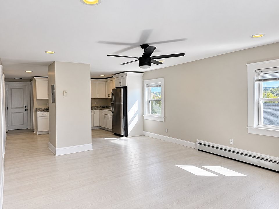 1st image of 81 Yorkshire St Floor 3