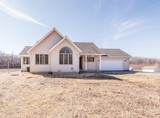 14843 Deerfield Dr, Carlinville, IL 62033