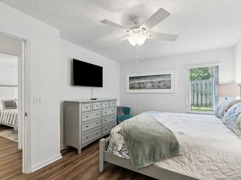 2705 Allan St — Photo 10