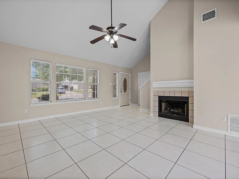 2432 Roundabout Ln — Photo 5