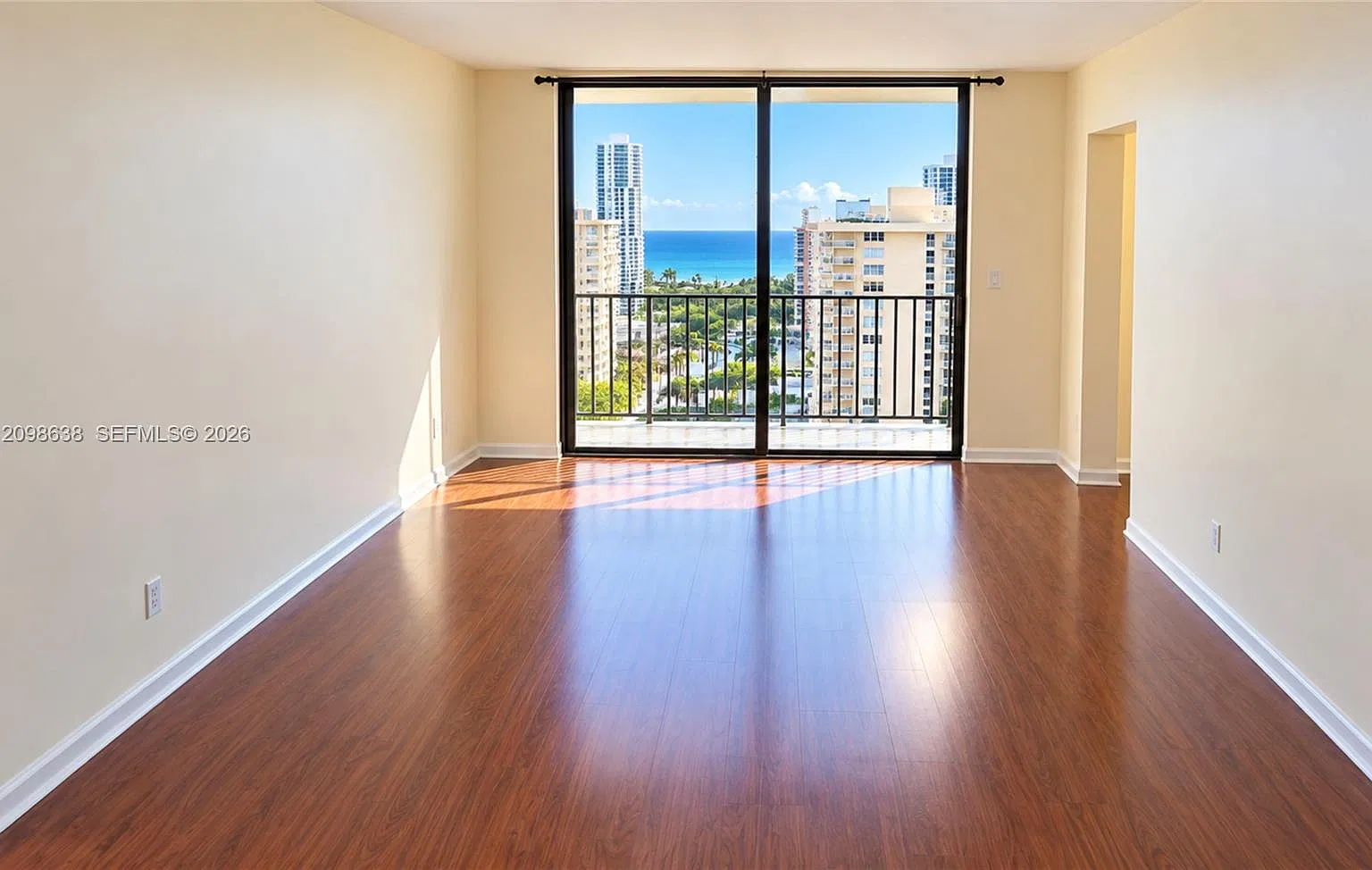 Winston Towers 700 Condo — Photo 3