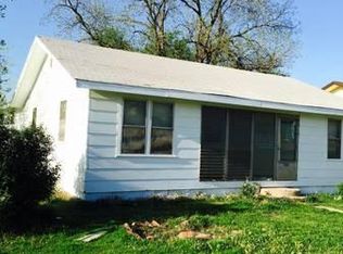 527 SW 2nd St, Moore, OK 73160